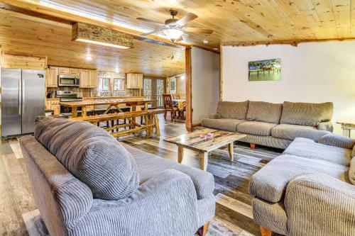 Outdoor Entertaining Space Sevierville Cabin in Sevierville, USA