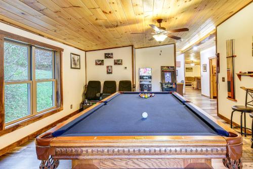 Outdoor Entertaining Space Sevierville Cabin in Sevierville, USA