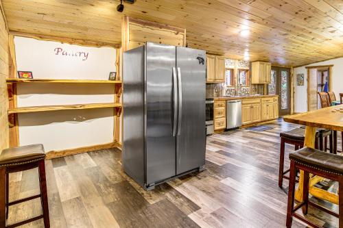 Outdoor Entertaining Space Sevierville Cabin in Sevierville, USA