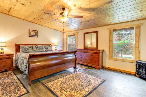 Outdoor Entertaining Space Sevierville Cabin in Sevierville, USA