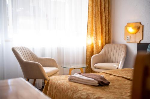 1 queen bed, 2 twin beds