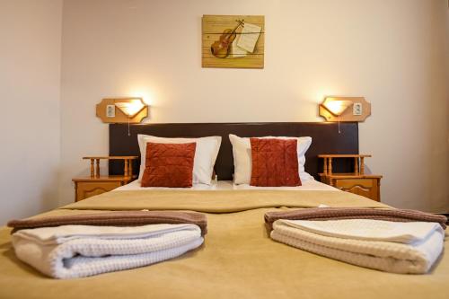 Double Room with Balcony image 7