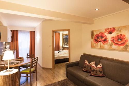 2 bedrooms, 8 beds
