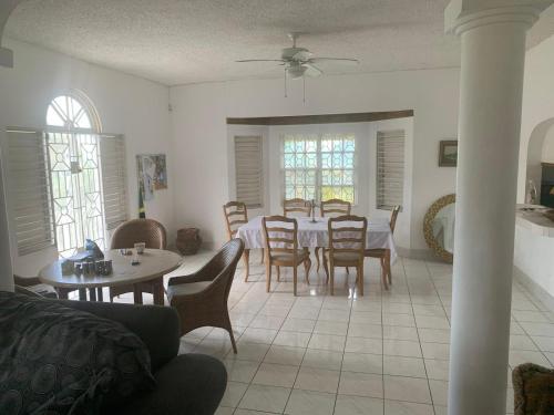 Montego Bay Guesthouse near สนามบินนานาชาติซังสเตอร์