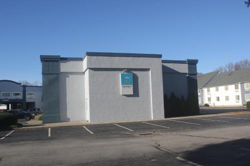 Regency Inn &Suites - image 2