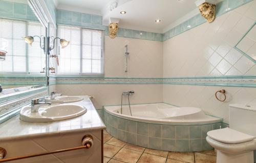 Vannas istaba, Amazing Home In Algarinejo in Algarinejo