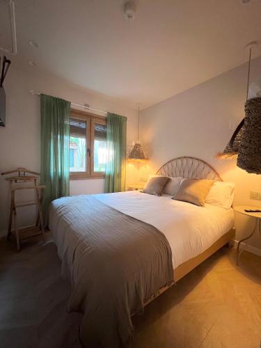 Montroig 5 hotel boutique - Tap to explore photos