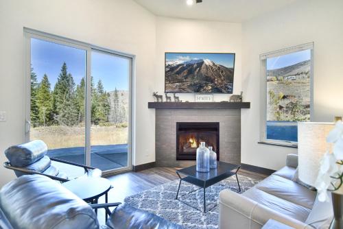 Snowcap Retreat: Luxury Mountain Living w/ Views & Private Hot Tub in Silverthorne, USA