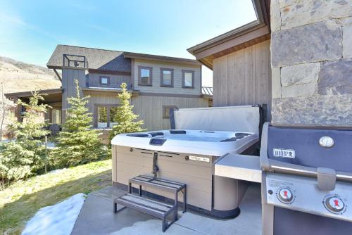 Snowcap Retreat: Luxury Mountain Living w/ Views & Private Hot Tub in Silverthorne, USA