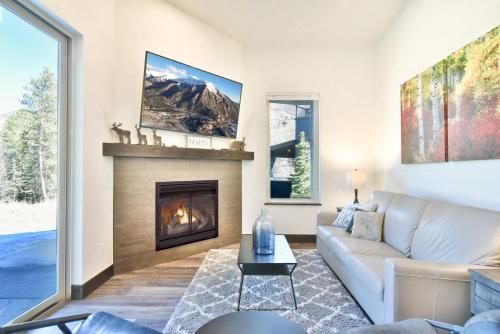 Snowcap Retreat: Luxury Mountain Living w/ Views & Private Hot Tub in Silverthorne, USA