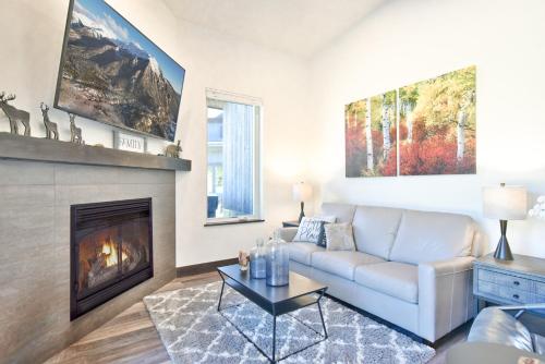 Snowcap Retreat: Luxury Mountain Living w/ Views & Private Hot Tub in Silverthorne, USA