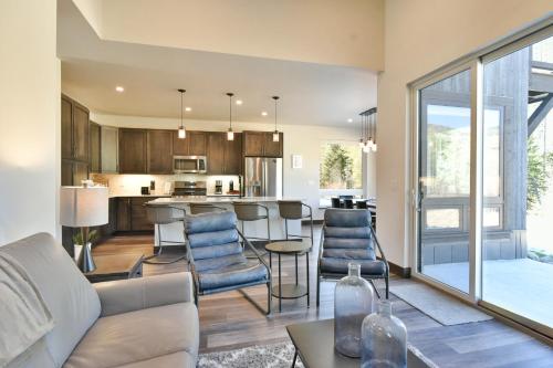 Snowcap Retreat: Luxury Mountain Living w/ Views & Private Hot Tub in Silverthorne, USA