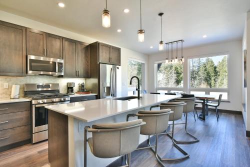 Snowcap Retreat: Luxury Mountain Living w/ Views & Private Hot Tub in Silverthorne, USA