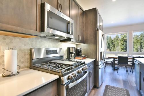 Snowcap Retreat: Luxury Mountain Living w/ Views & Private Hot Tub in Silverthorne, USA
