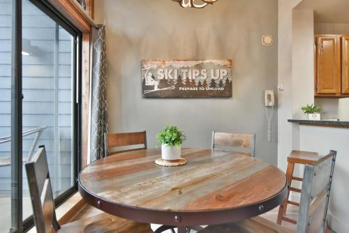 River Mountain Lodge Aspen Trail Condo: Ski In, Downtown Breck in Breckenridge, USA