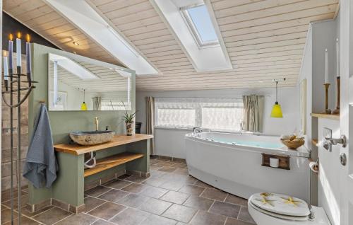 Bathroom, 3 Bedroom Cozy Home In Nibe in Gjøl