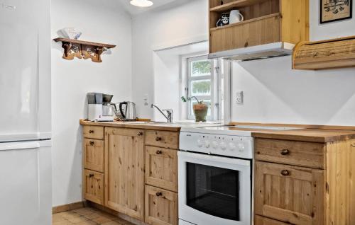 Cocina, 2 Bedroom Amazing Home In Blåvand (2 Bedroom Amazing Home In Blavand) in Vejers Strand