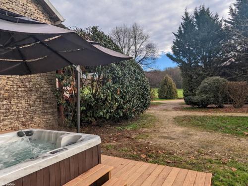 Gîte spacieux avec piscine, spa et parking près de Besançon - FR-1-583-320