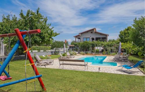 Viesnīcas āriene, Cozy Apartment In Micetici With Wifi in Zbandaj
