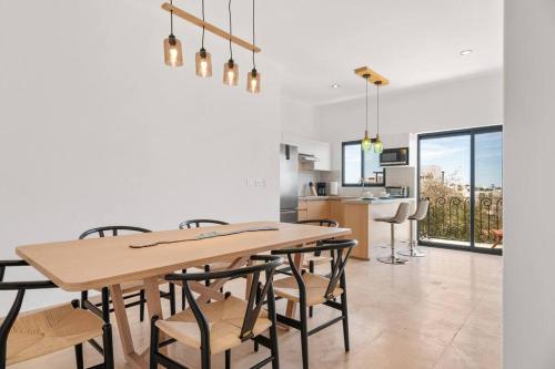 Pineda Suite # 301 with Great Location, Rooftop, Private Parking and Housekeping in La Paz, Mexico