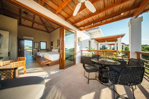 المنطقة المحيطة, Las Verandas Hotel & Villas in Pristine Bay