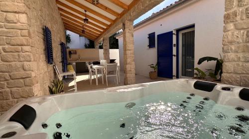 Karstais baseins, Villa MM Stankovci with heated pool, sauna, jacuzzi in Stankovci