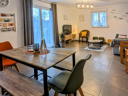 Maison mitoyenne avec terrasse, WIFI, parking et terrain de pétanque - FR-1-583-334 gîte à louer Esboz-Brest