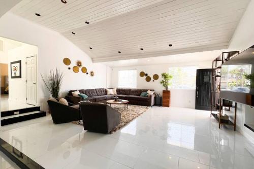 Luxury Oasis in Central Encino w Pool & Spa Topeka in Tarzana