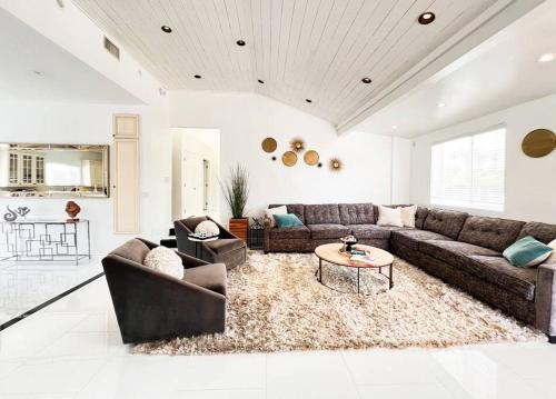 Luxury Oasis in Central Encino w Pool & Spa Topeka in Tarzana