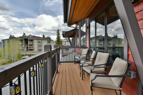 Lodgepole Lookout: Panoramic Mountain Views in Silverthorne, USA