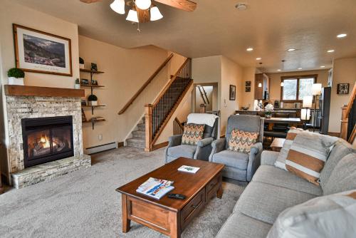 Prospect Point Retreat: Lakeside Townhome, Mountain Views
