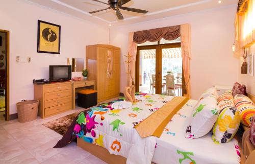Relaxing Palm Pool Villa and Tropical Garden พัทยา