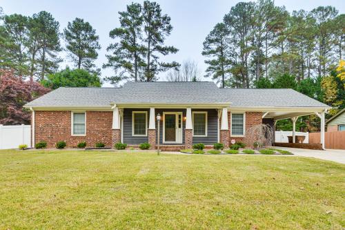 Walk to Parks and Town Square Cary Home with Yard! in 凱里市中心
