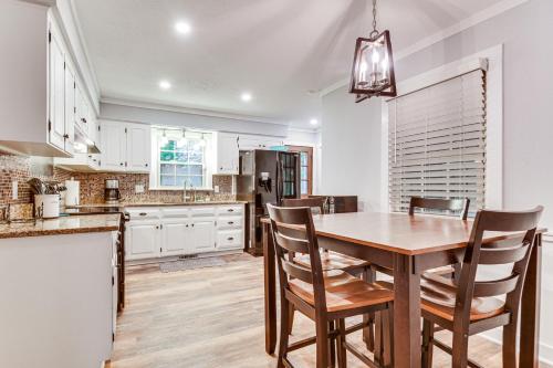 Walk to Parks and Town Square Cary Home with Yard! in 凱里市中心