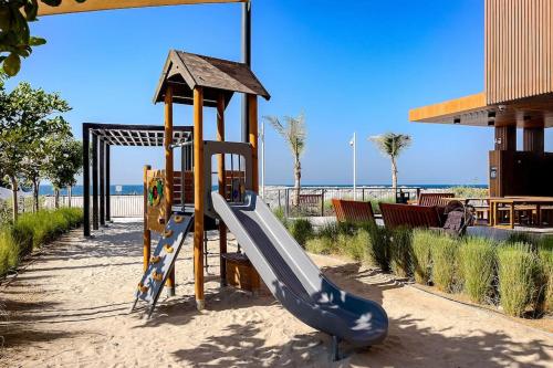 La Mer 1bedroom Private Beach, Дубай (фото 2)