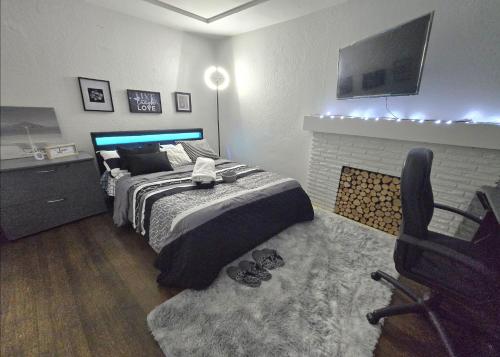 Homey Private Room 4 mins from Metrotown! Self Check in Private Parking in Burnaby, Canada