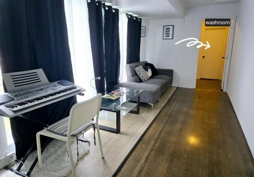 Homey Private Room 4 mins from Metrotown! Self Check in Private Parking in Burnaby, Canada