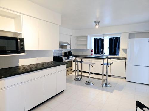 Homey Private Room 4 mins from Metrotown! Self Check in Private Parking in Burnaby, Canada