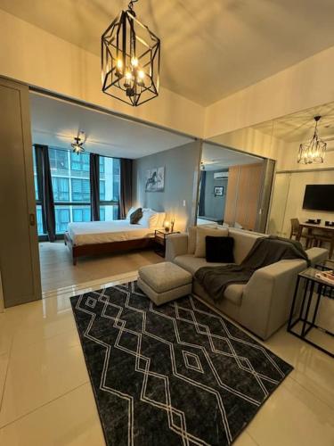 One Uptown Stylish Retro Suite, Manila