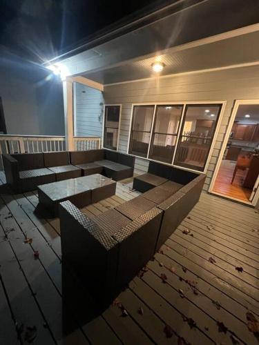 Spacious Gorgeous 3bd home with large deck Close to EVERYTHING in Browns Mill Park