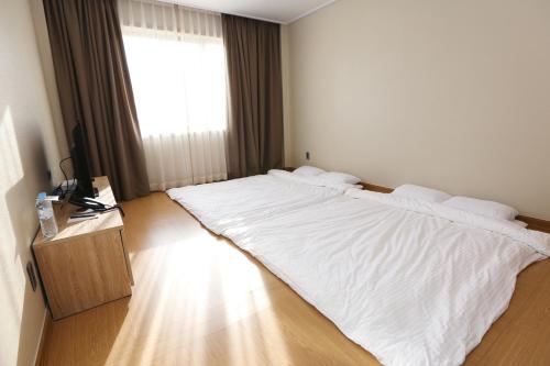 Palgong Emillia Hotel Stop at Palgong Emillia Hotel to discover the wonders of Daegu. Both business travelers and tourists can enjoy the propertys facilities and services. Service-minded staff will welcome and guide you a