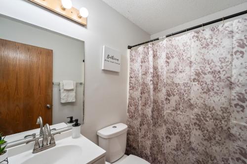 Updated Ranch Near Dwntwn and Easter Lake in Des Moines, USA
