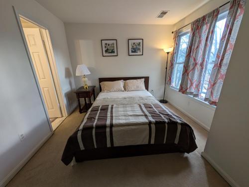 3 Bedroom Townhouse 8 Miles to Washington DC in Falls Church, USA