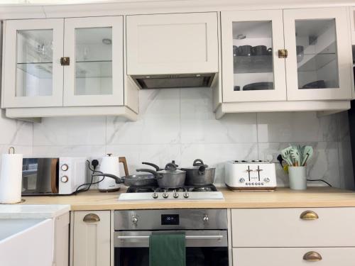 TV Every Bedroom 4 Bed 2 Bath Free Parking, Liverpool (photo 6)