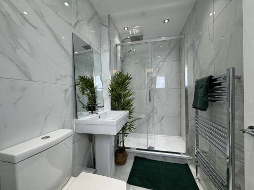 TV Every Bedroom 4 Bed 2 Bath Free Parking, Liverpool (photo 7)