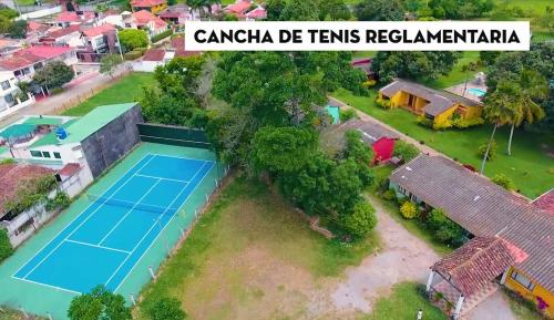Tenisa korts, Tacuara Hotel in Guaduas