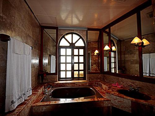 Bathroom, Blue Crystal Beach Resort in Palangan
