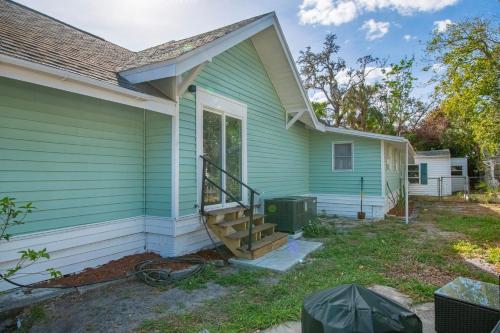 Charming 3-bedroom bungalow in Bradenton, USA