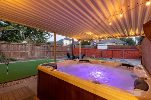 Relax Near Stadium & Downtown - Putt Green & Firepit in Irving, USA