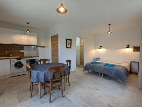 Studio moderne avec WiFi et parking à Baignes - FR-1-653-270 (Studio moderne avec WiFi et parking a Baignes - FR-1-653-270) in Baignes-Sainte-Radegonde